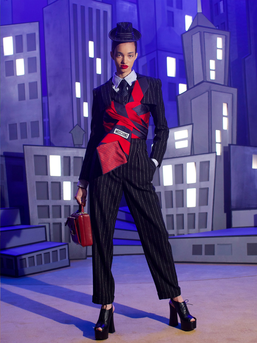 Moschino Gives Us Hollywood Fantasy For Autumn/Winter 21