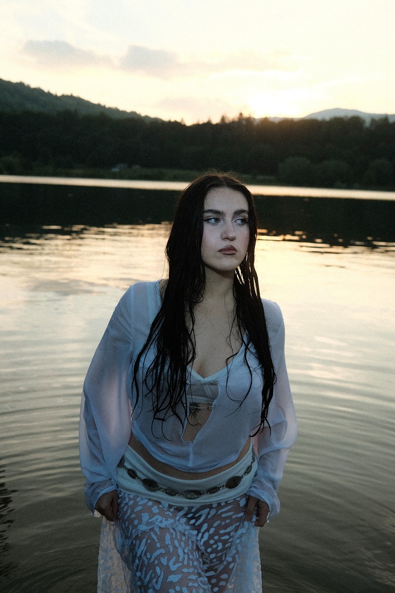 TÉODORA Channels Love As A Spiritual Obsession
