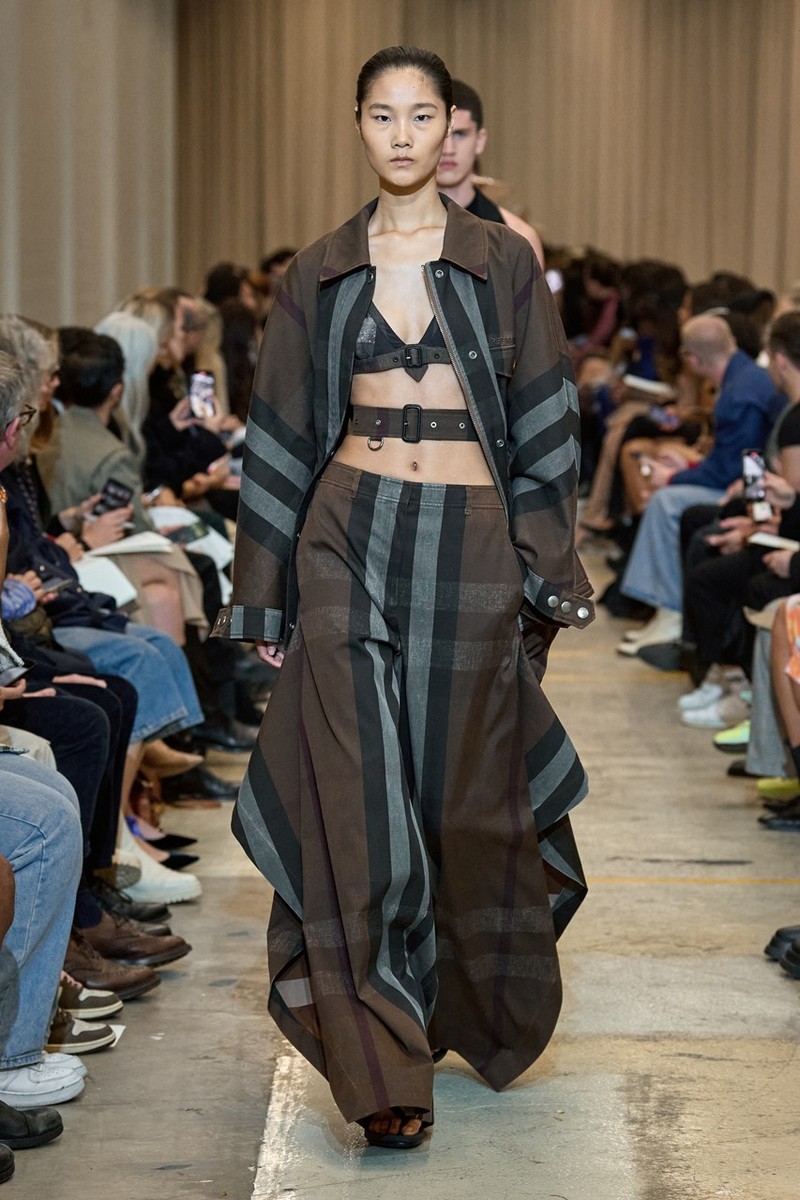 Burberry Took A Drive To The English Seaside For SS23 Burberry Took A ...