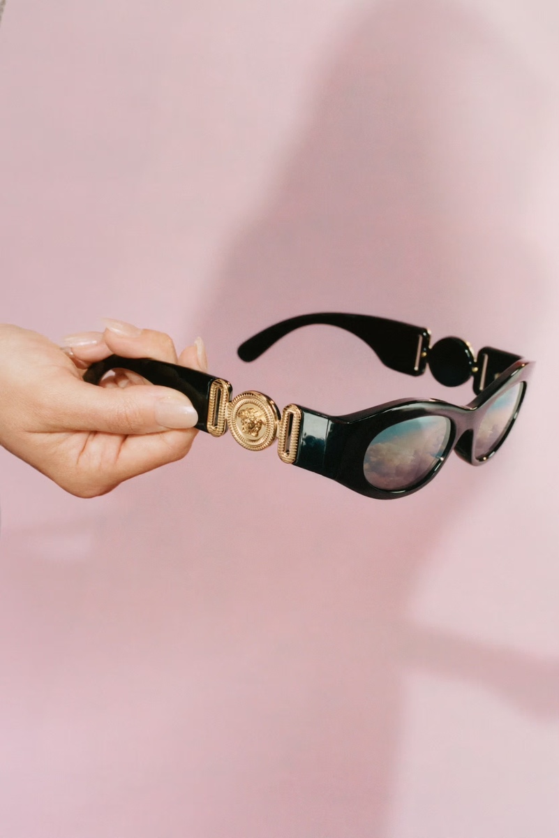 Versace’s “Biggie” Sunnies Get Sabrina Carpenter’s Seal of Approval