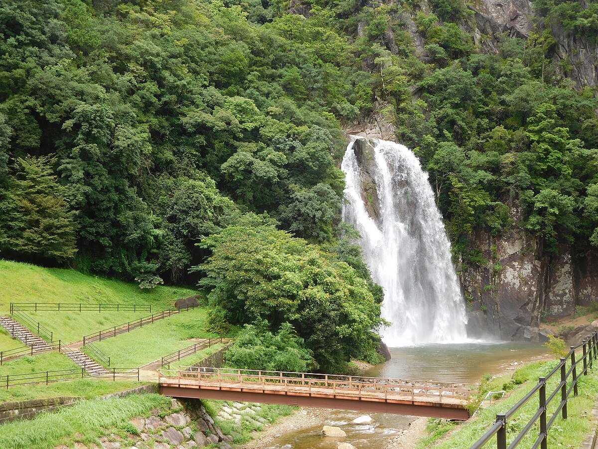 Hisetsu Falls