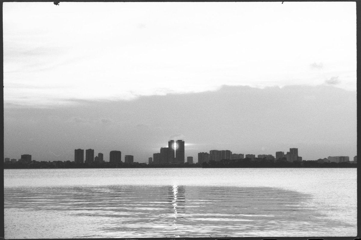 Thủ Lệ Lake