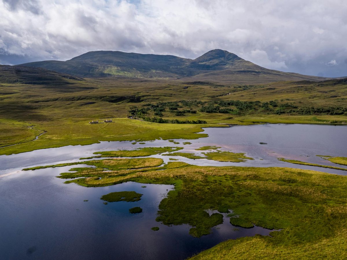 Loch Bhasapol bird hide