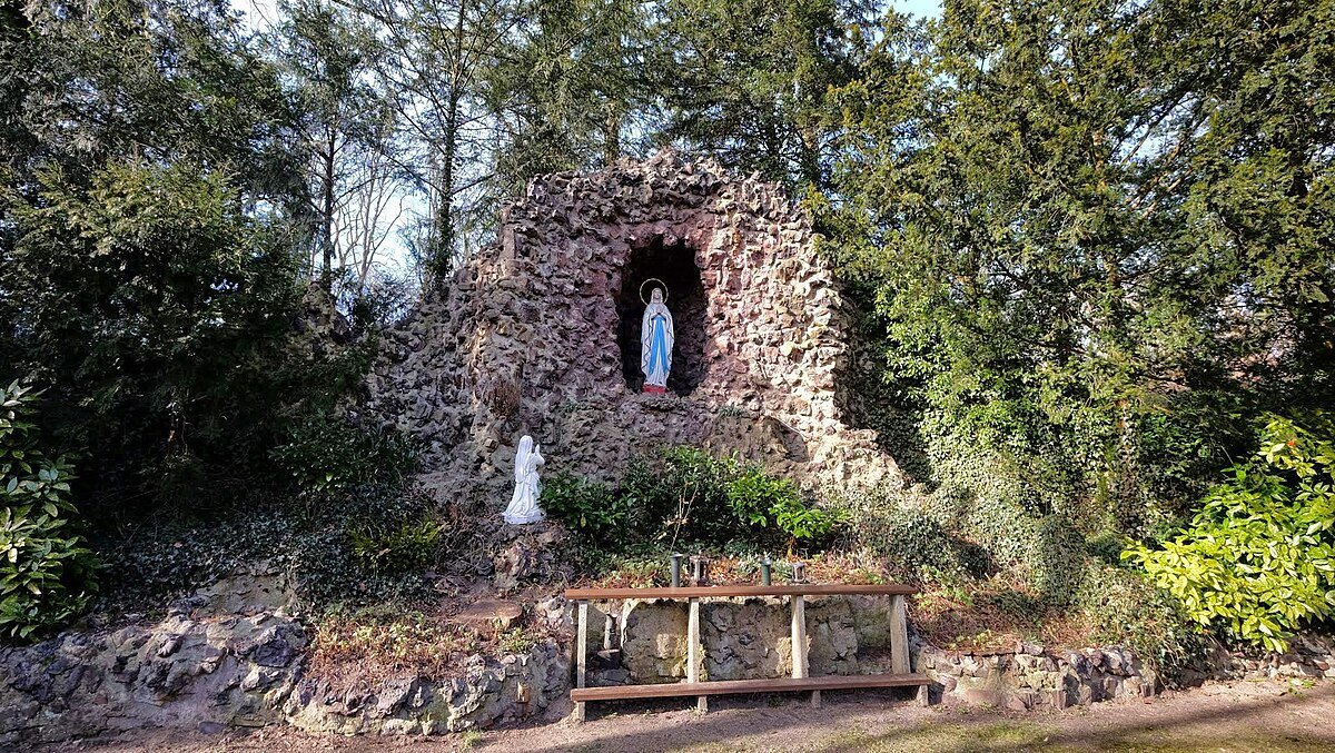 Sint-Michaëlklooster: Lourdes cave