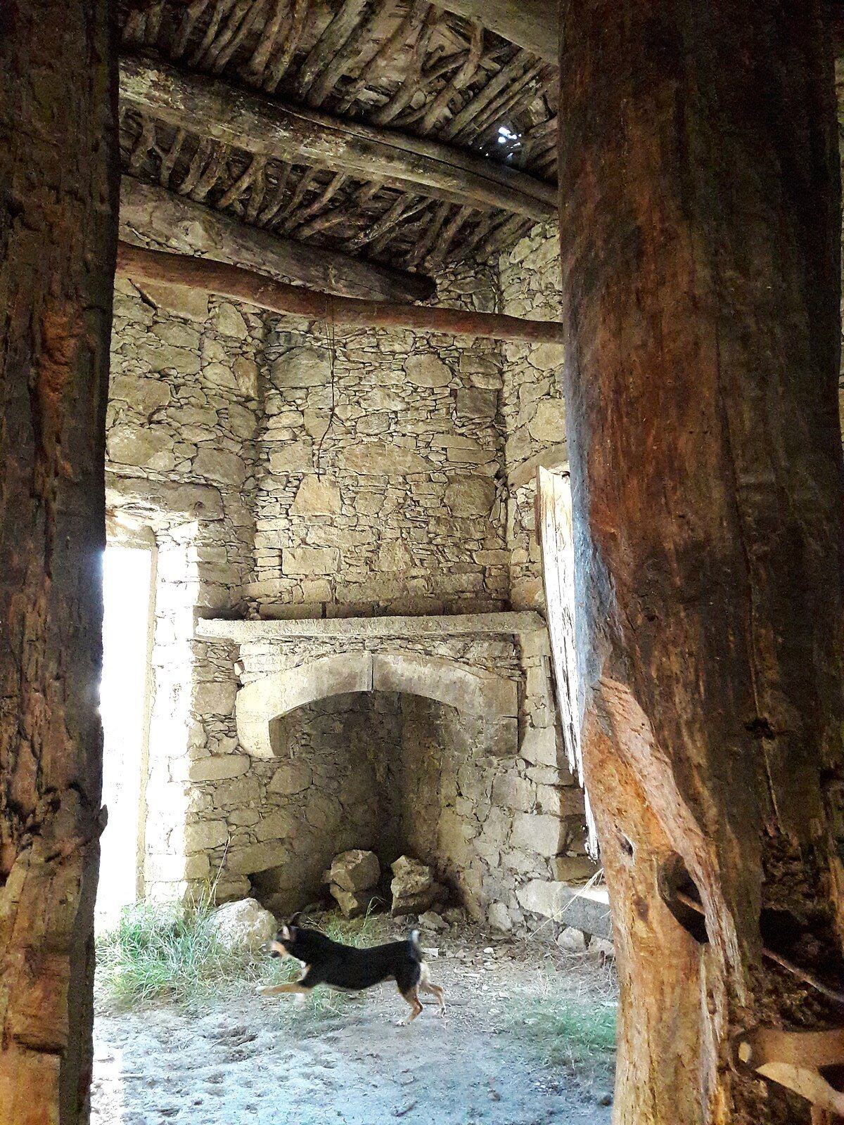 Ypakougis cave
