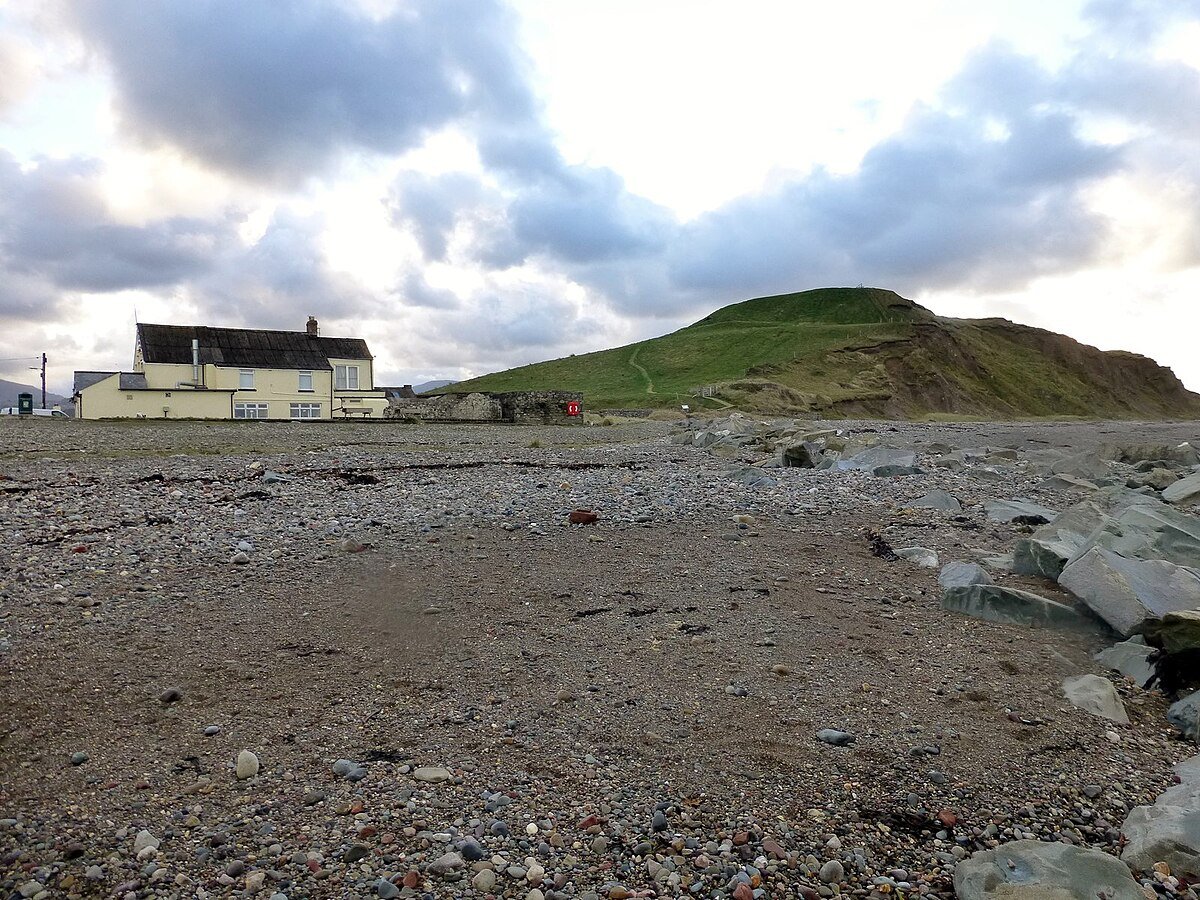 Morfa Dinlle Beach
