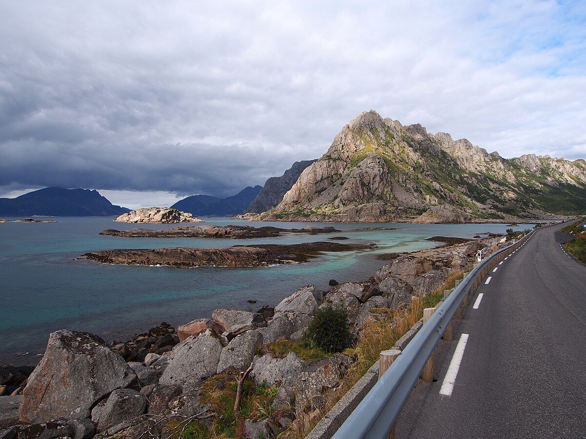 Henningsvær Roadside Viewpoint