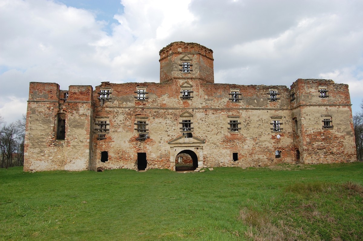 Ruins of Lónyai castle in Medieșu Aurit, Satu Mare