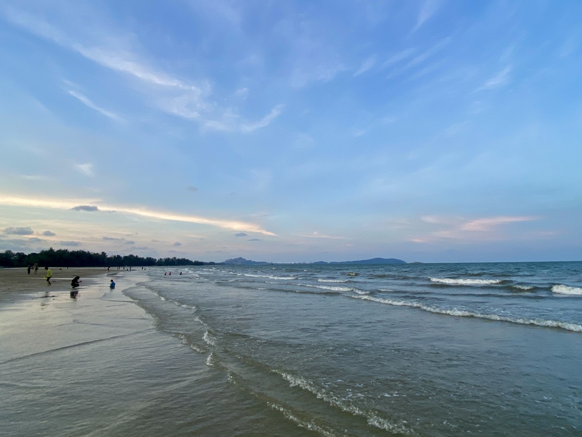 Pantai Batu Hitam