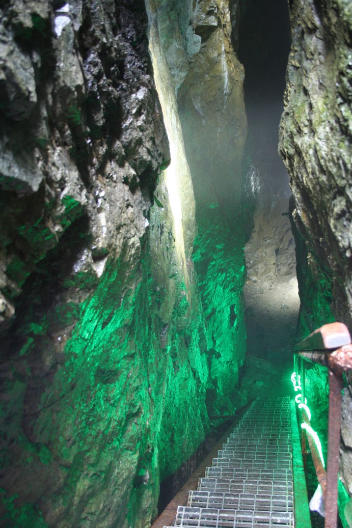 Hoverberg cave