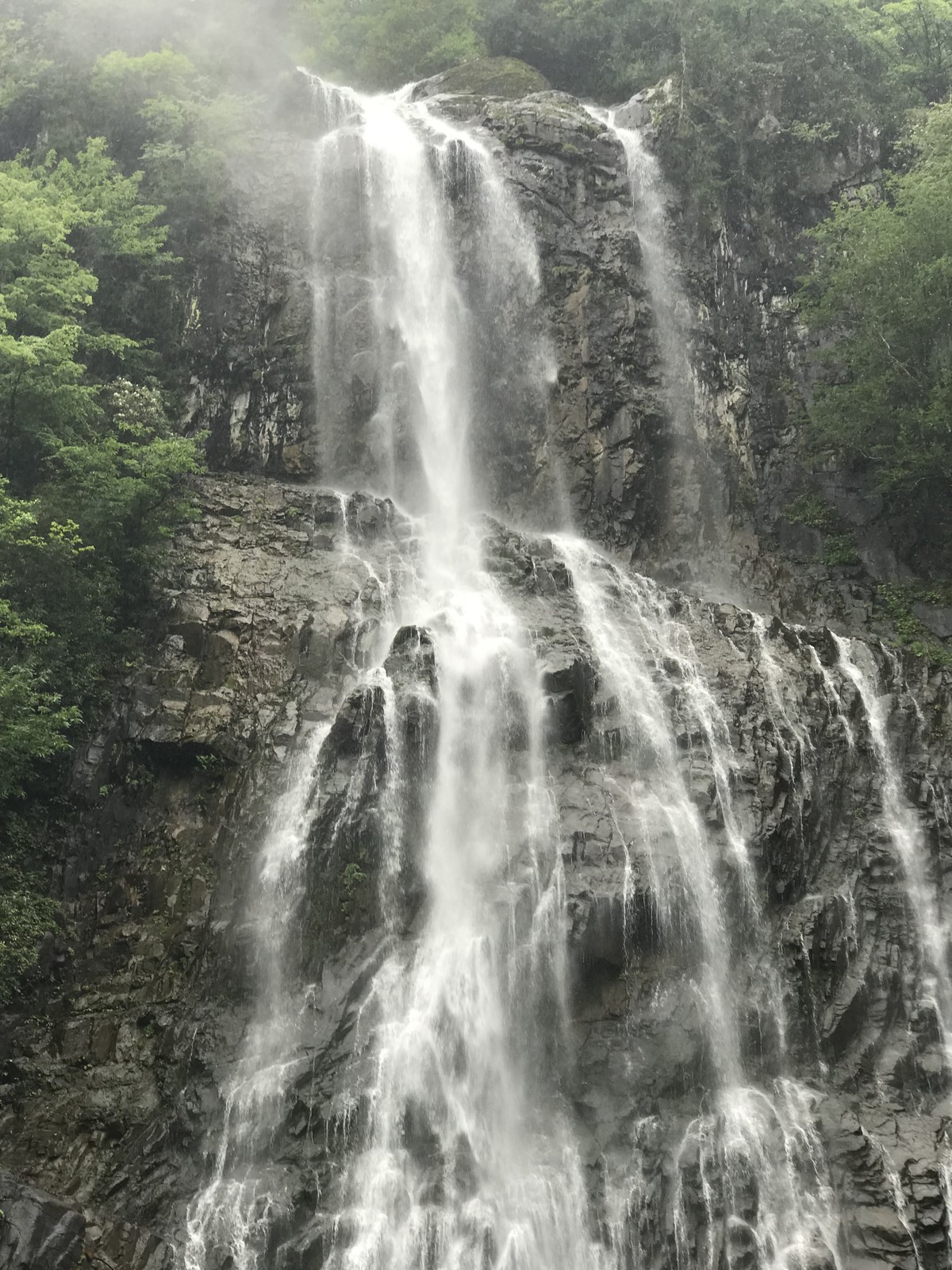 Mençuna Waterfall