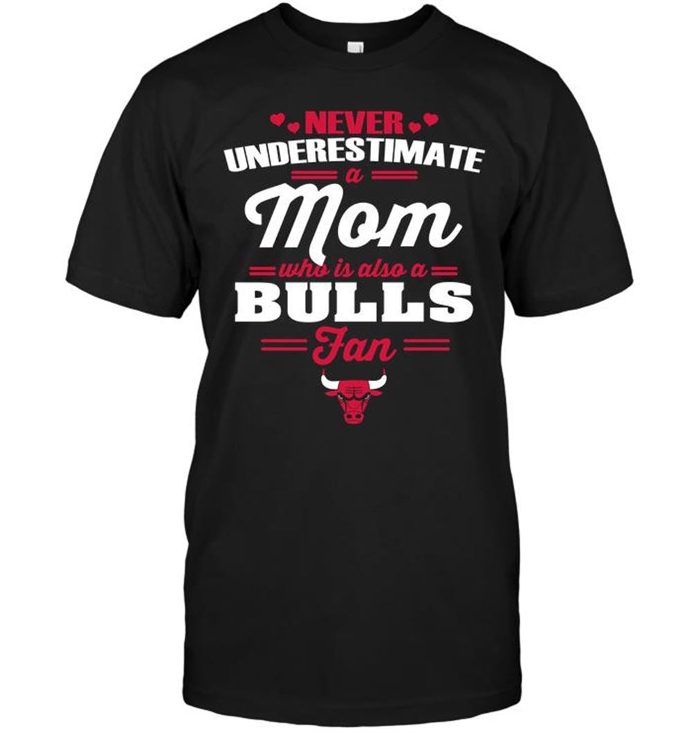 Never Underestimate A Mom Who Is Also A Chicago Bulls Fan Shirt