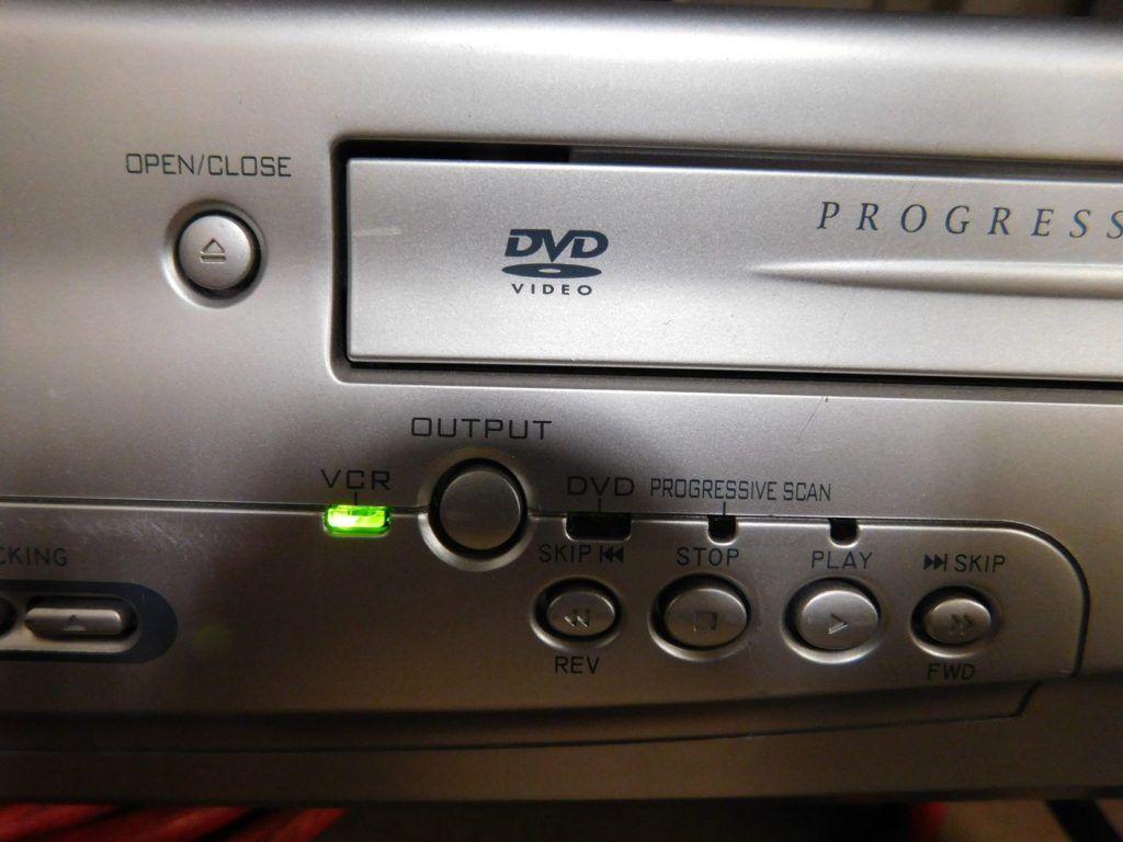 Sylvania DV220SL8 DVD VCR VHS Combo Player 4 Head without Cables-Tested