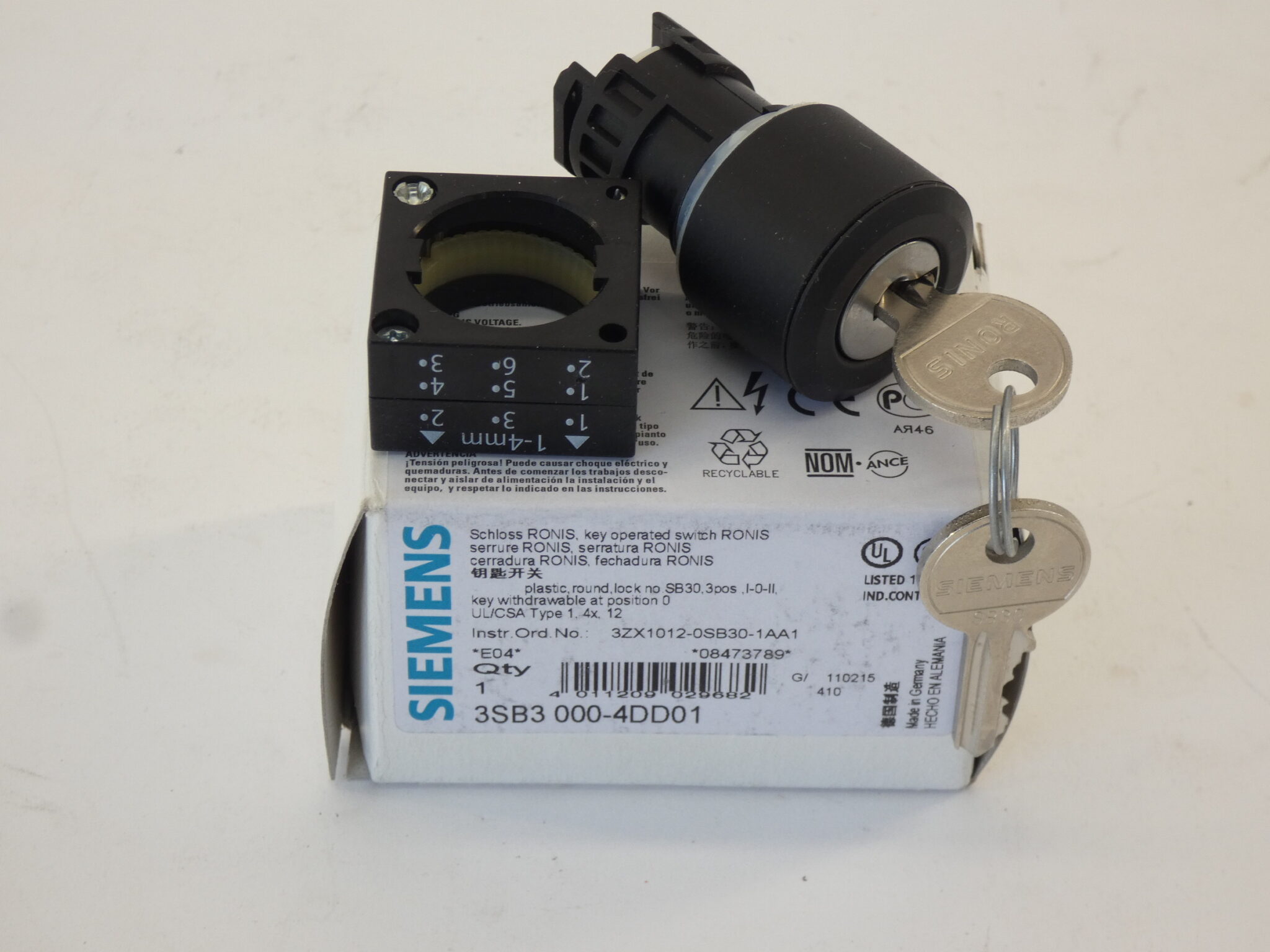 Siemens 3SB3 000-4DD01 Key Operated Switch - NEW Surplus!