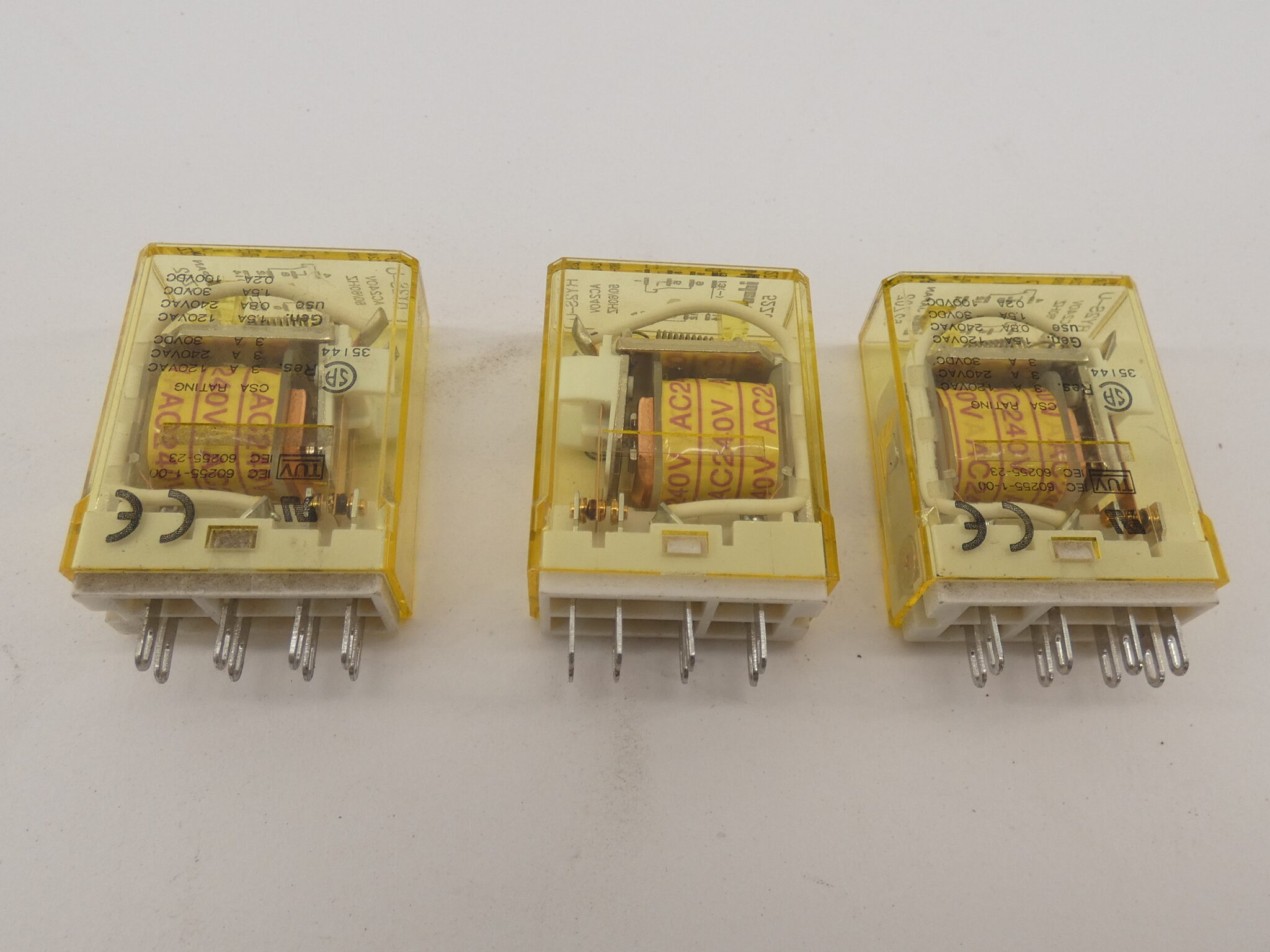 *Lot of 3* IDEC RY2S-U Relay 240VAC 50/60HZ 3A