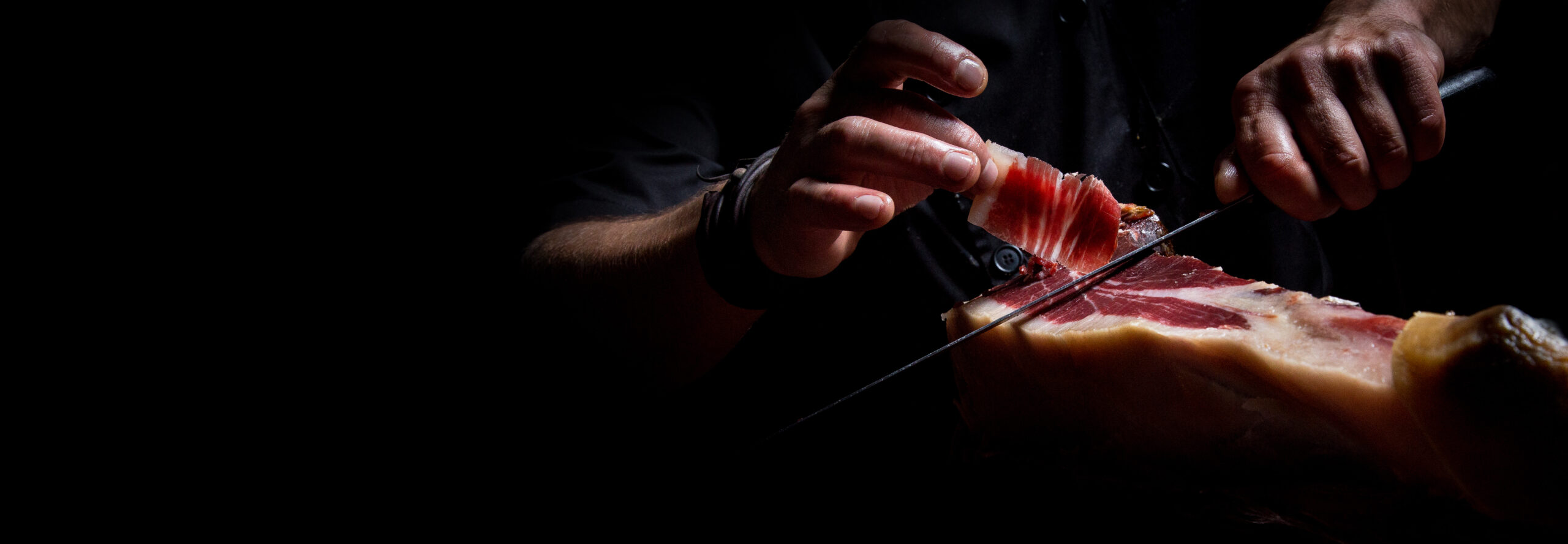 Master jamonero hand-carving Jamón 100% Ibérico de Bellota