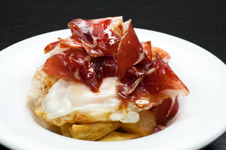 Huevos rotos con ibérico ham | Broken Eggs with Iberian Ham