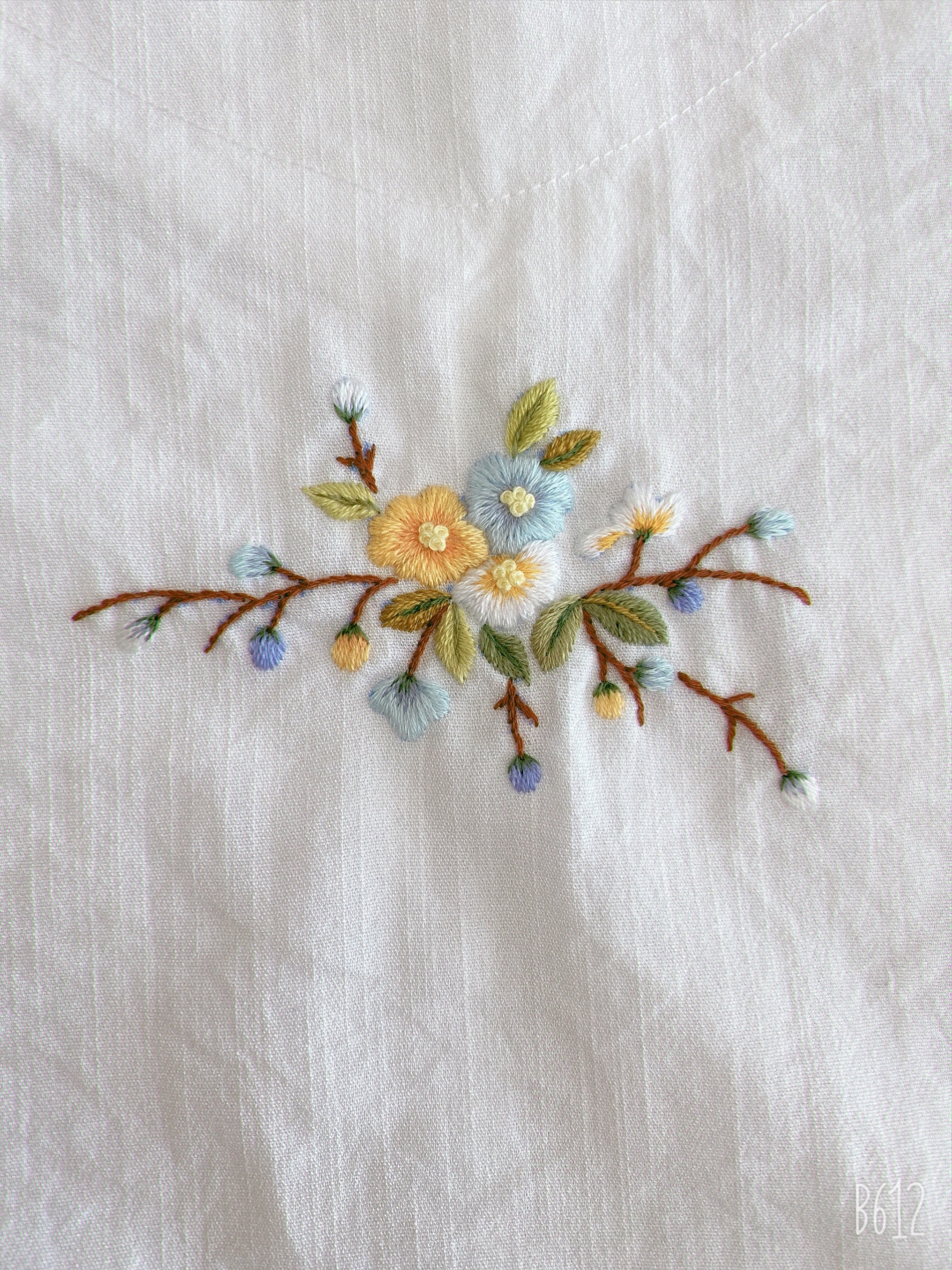 White Hand Embroidered Flower T-shirt Blouse Wrinkle Linenblended Linen