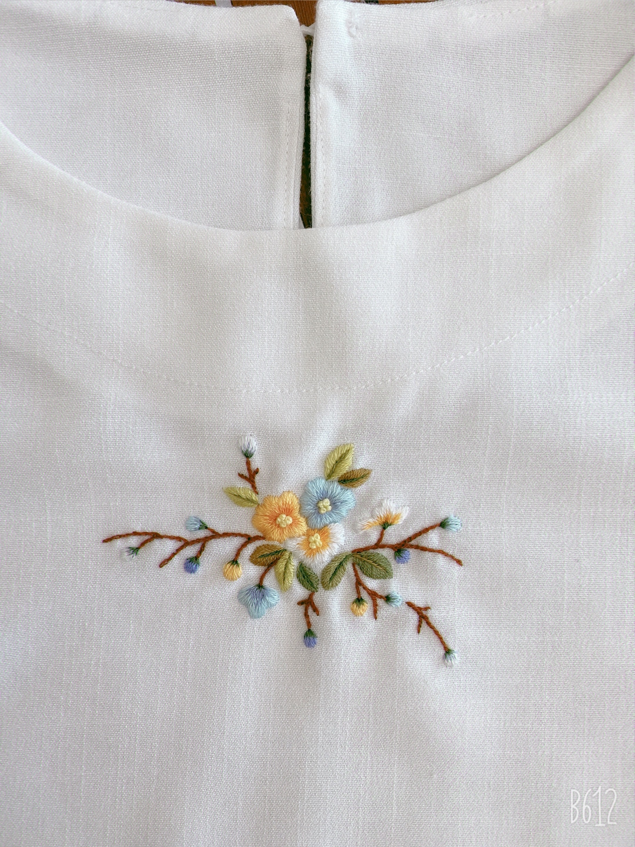 White Hand Embroidered Flower T-shirt Blouse Wrinkle Linenblended Linen