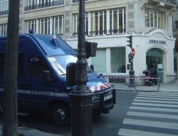 Sede do Charlie Hebdo protegida por força policial desde 2006