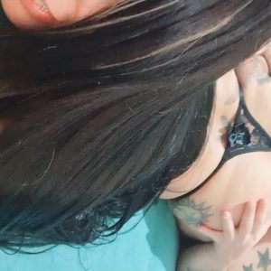Ela afogou a língua dela na minha raba tatuada.