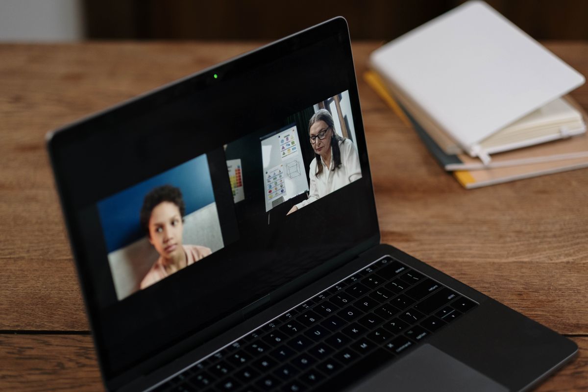 Aula de inglês online na tela de um notebook