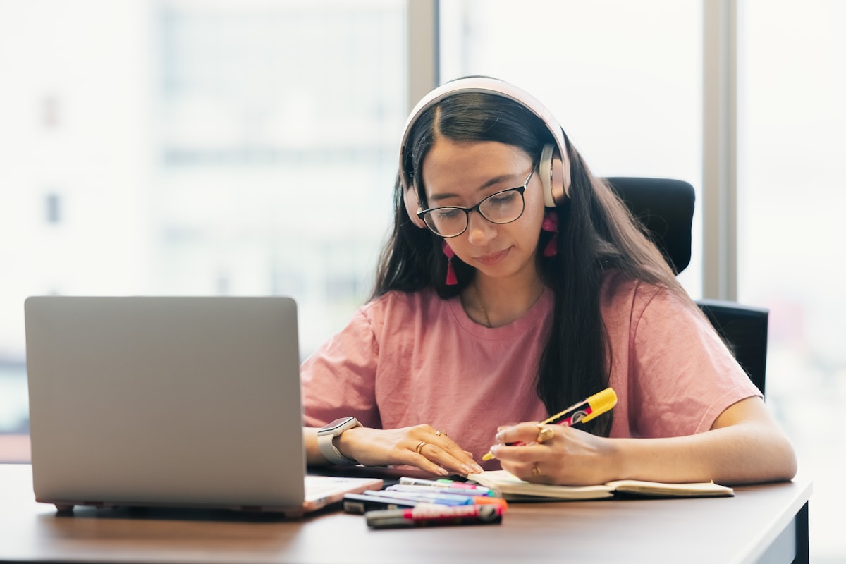 Aluna assistindo aula de inglês online com fone de ouvido