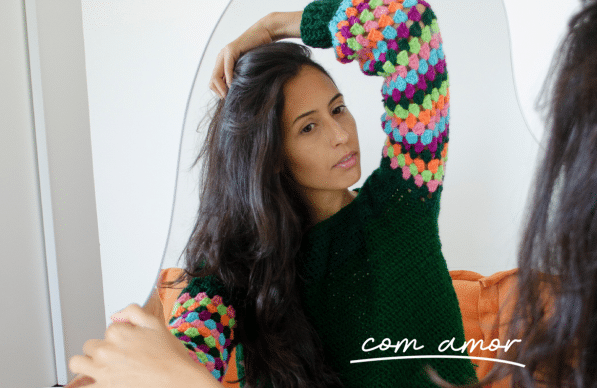 Blusa verde de crochê com mangas coloridas perfeita para o frio!