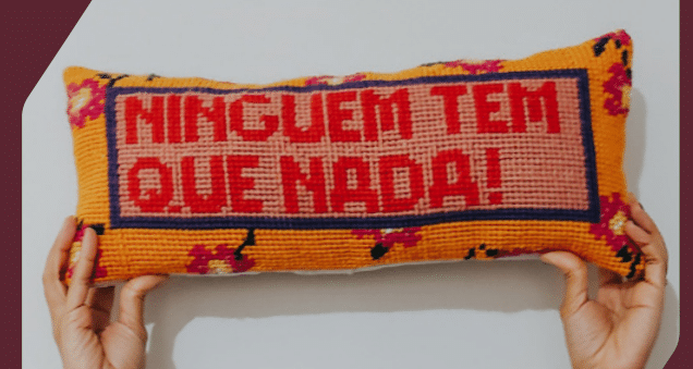 Almofada “Ninguém tem” bordada na talagarça