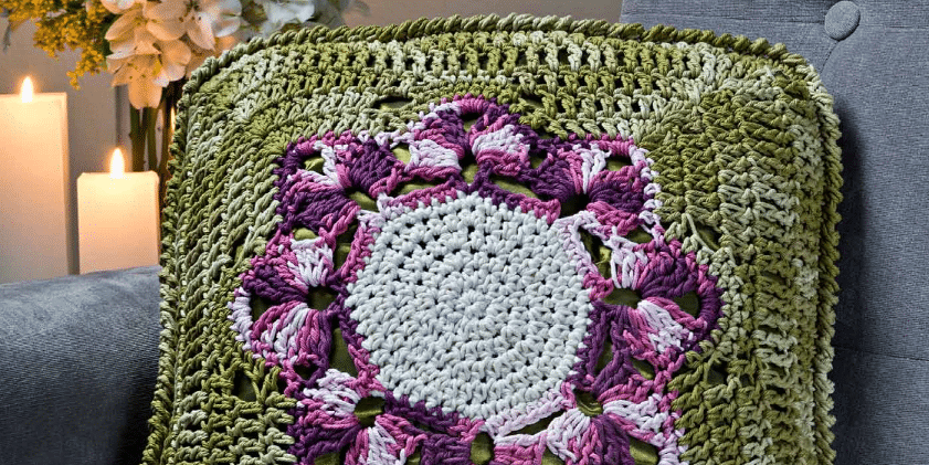 Almofada de crochê flor de primavera