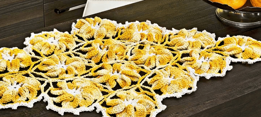 Caminho de mesa de crochê margaridas