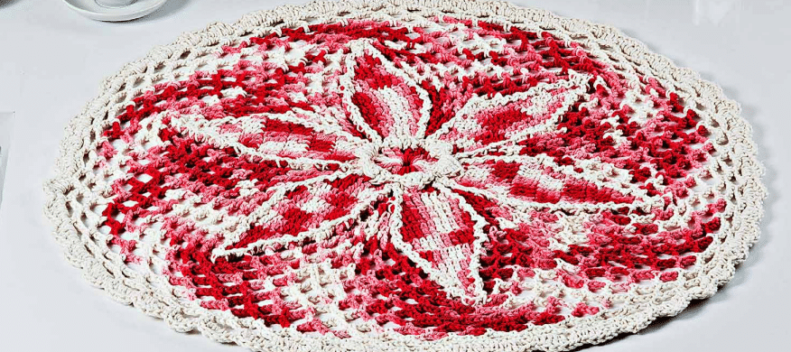 Centro de mesa de crochê floral matizado vermelho