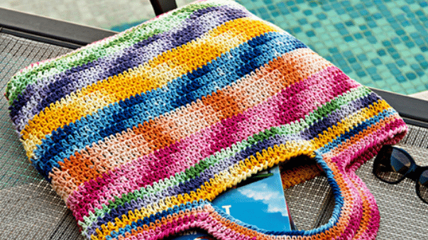 Sacola de crochê de listras multicoloridas