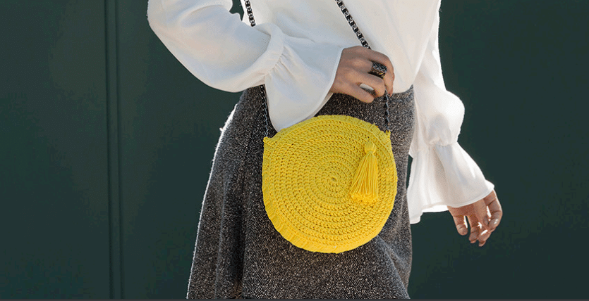 Bolsa de crochê redonda amarela