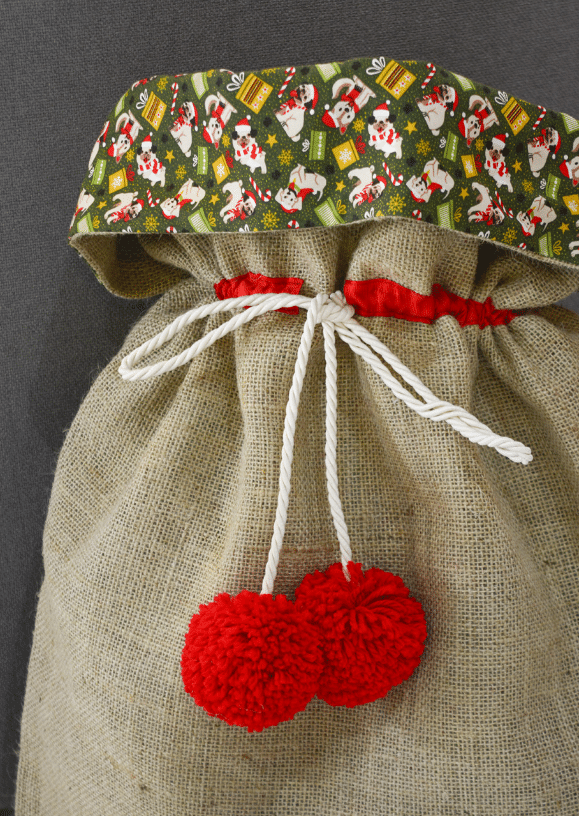 Saco de Presente Natalino em Patchwork com Adoráveis Cãezinhos Festivos