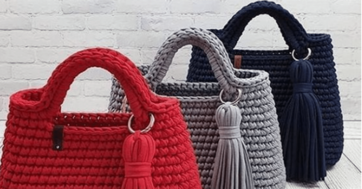 A bolsa de crochê, que ganhou popularidade na década de 70, é uma escolha de moda atemporal que tem resistido ao teste do tempo. Com