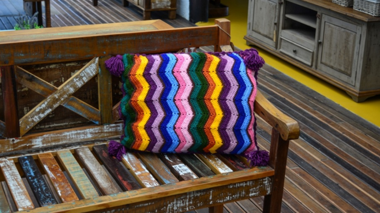 Transforme sua Casa com Estilo: Almofada Chevron Color em Crochê