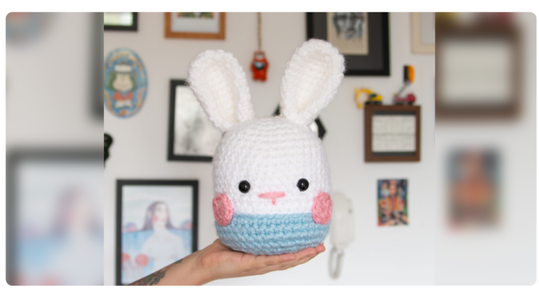 Receita de Amigurumi de Crochê: Coelho Bolota, Um Encanto em Fios
