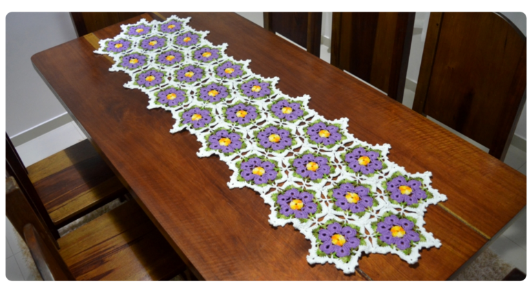 Receita Trilho de Mesa de Crochê Retangular Duna com Flores Lilases: Elegância e Charme Floral para sua Mesa