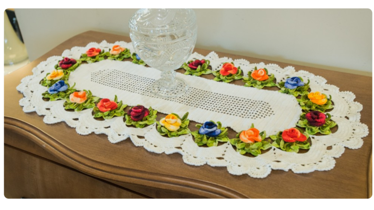 Receita Trilho de Crochê Retangular Rosas Coloridas: Encanto Floral para a sua Mesa