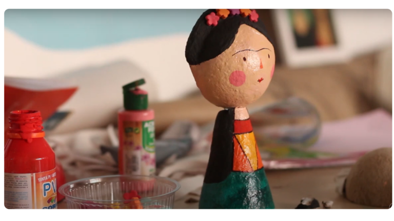 Escultura Frida Kahlo de Papel Machê: Arte e Expressão em Criação Manual
