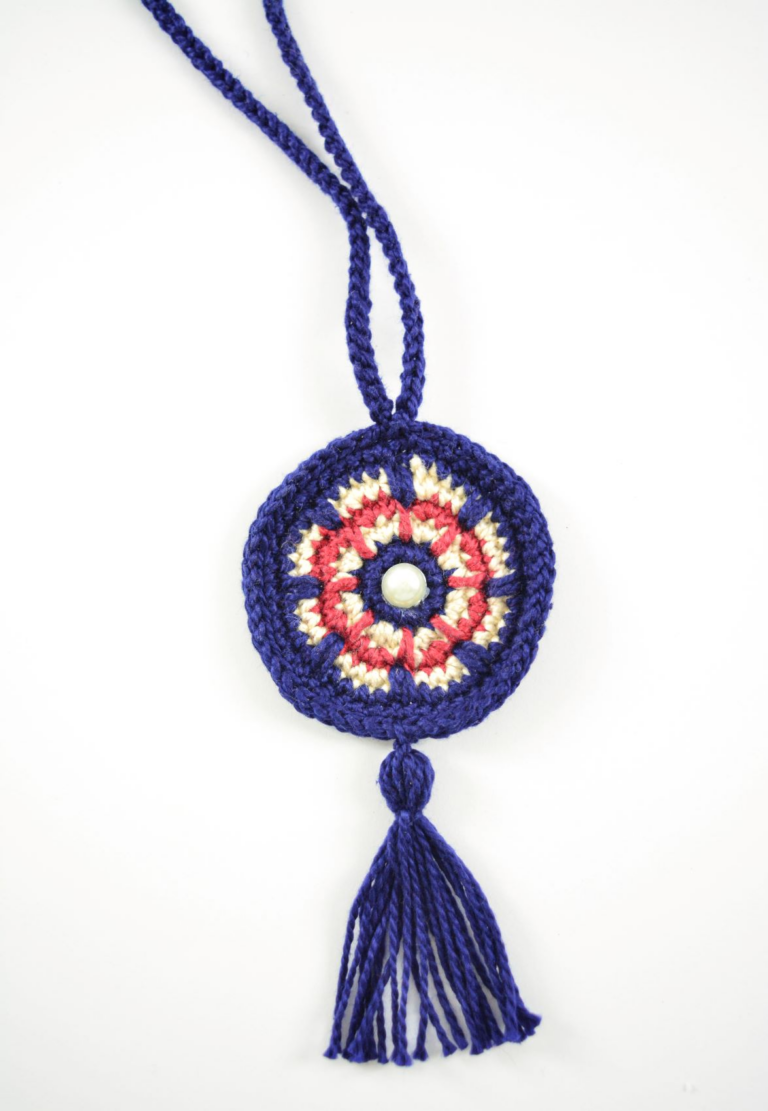 Colar de Crochê Mandala: Uma Joia Artesanal de Elegância e Significado