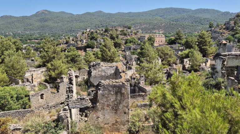 Conheça Kayaköy: A cidade fantasma na Turquia totalmente vazia há mais de um século!