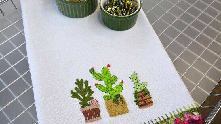Pano de Prato com Cactos Bordados: Aprenda a Fazer!