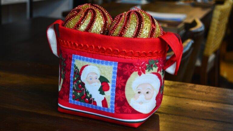 Porta-Panetone em Patchwork de Natal: Celebre com Estilo!