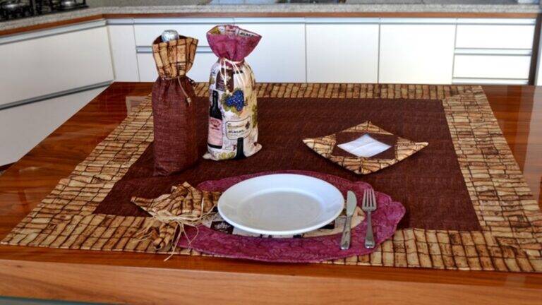 Jogo de Mesa em Patchwork: Aprenda a Fazer Esse Conjunto!