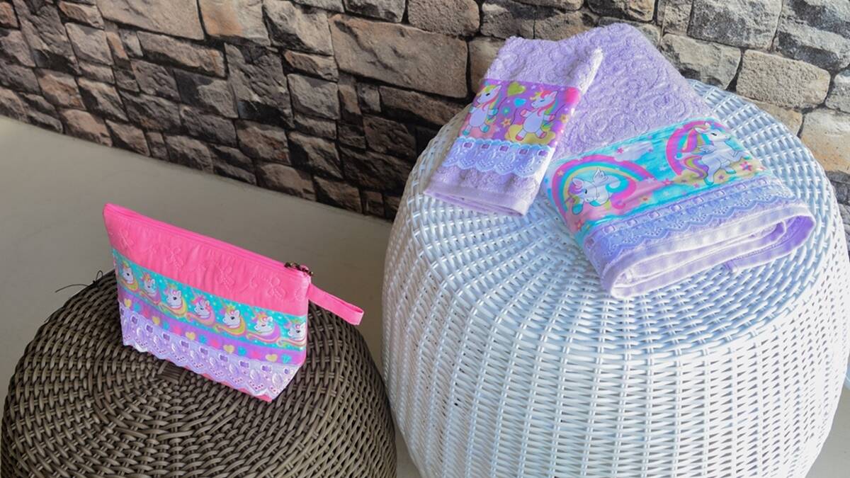 img-destaq-kit-necessaire-e-toalha-unicornio
