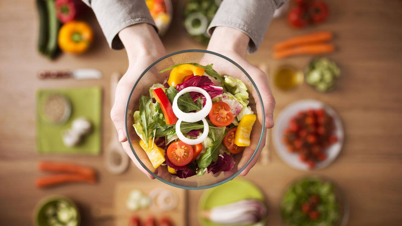 Alimente sua autoestima: como a nutrição impacta sua saúde mental.