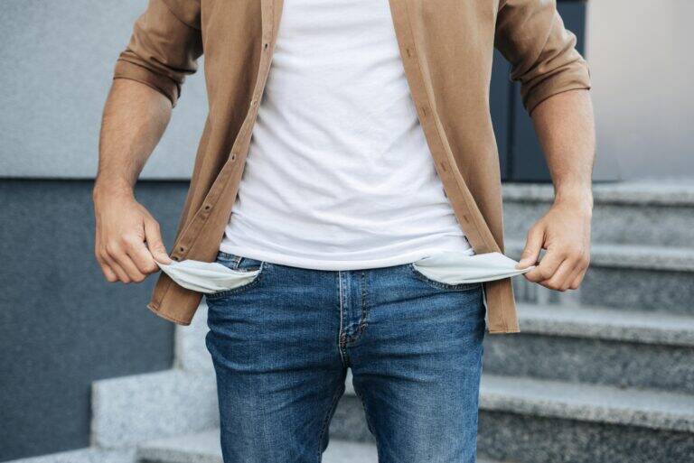 Bolso Vazio, Coração Apertado? A Conexão Surpreendente entre Crise Econômica e Autoestima