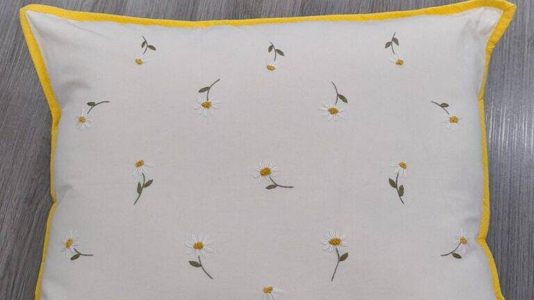 Almofadas Bordadas de Margaridas: Decore Sua Casa!